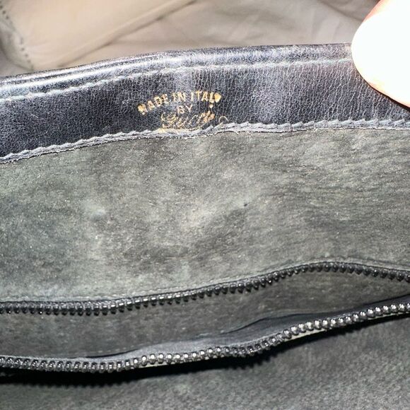 Gucci Black Leather Shoulder Bag with Gold Logo - Picture 9 of 13